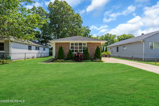a view of a house with backyard and a garden