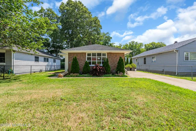 a view of a house with backyard and a garden