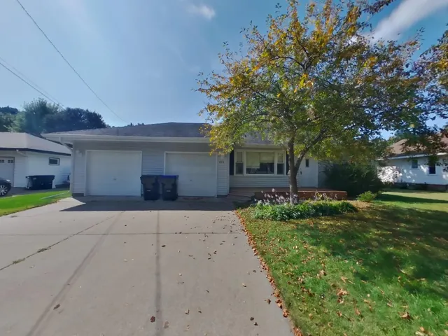 $1,749 | 406 East River Street, Monticello, MN 55362