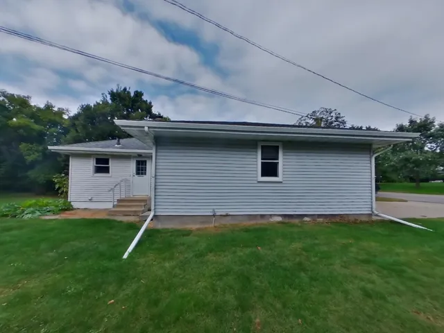 $1,749 | 406 East River Street, Monticello, MN 55362