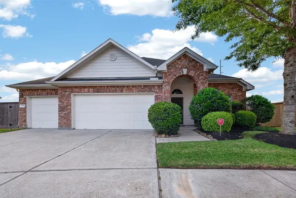 $324,900 | 873 Grassy Knoll Trail, La Marque, TX 77568