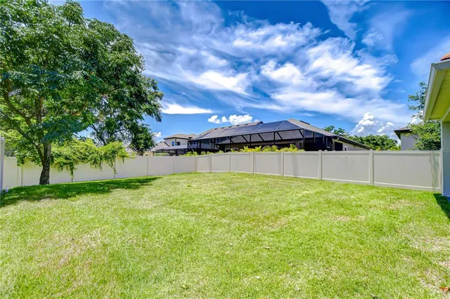 a view of a backyard