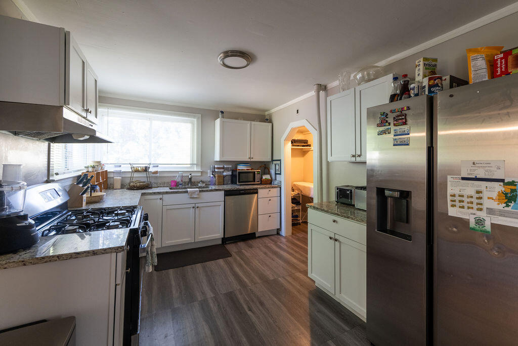 1614 St Clair Street Racine, WI 53402 - Photo 4 of 19 Kitchen