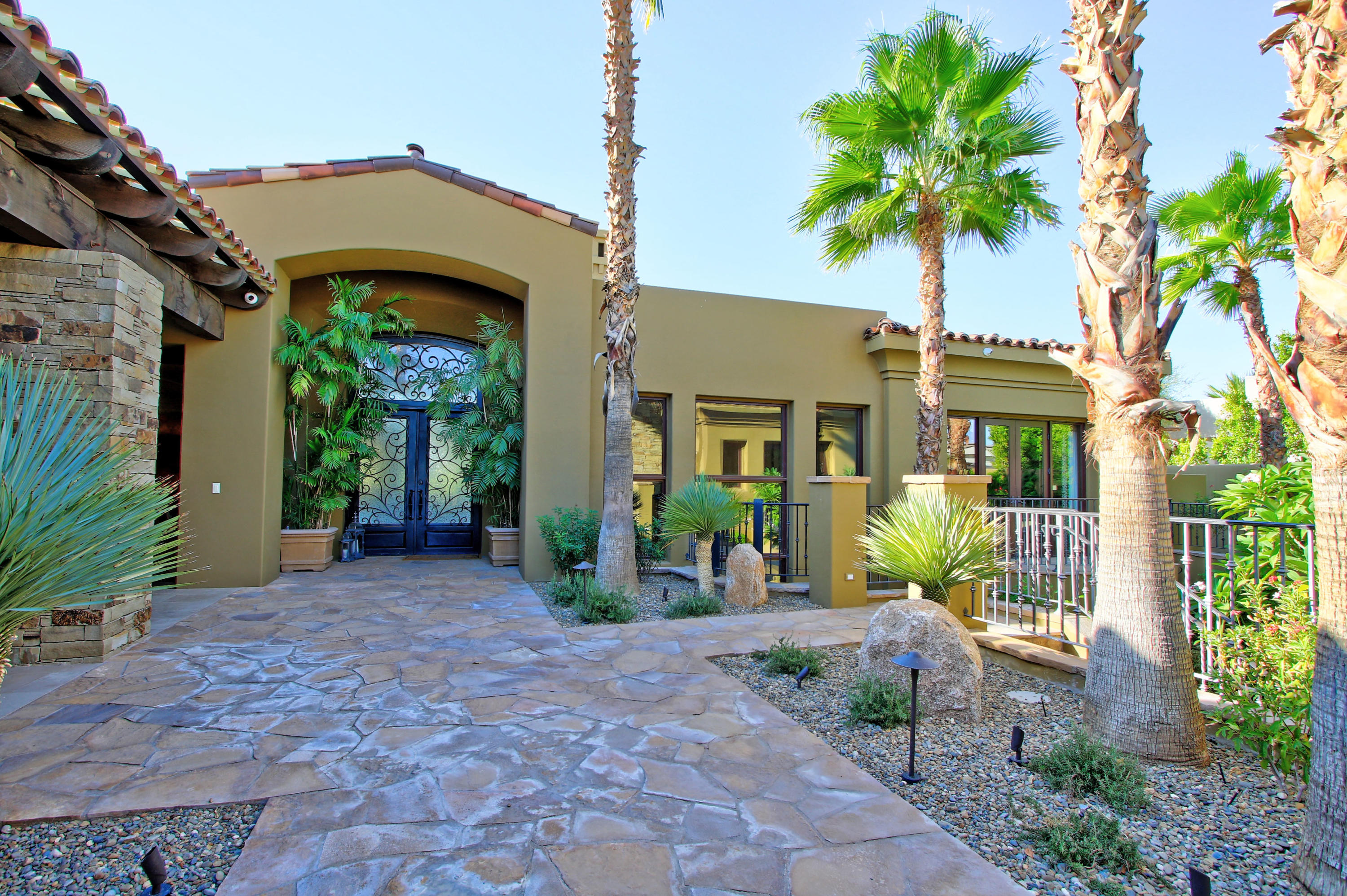 83 Royal St Georges Way Rancho Mirage, CA 92270 - Photo 2 of 123 z (9)