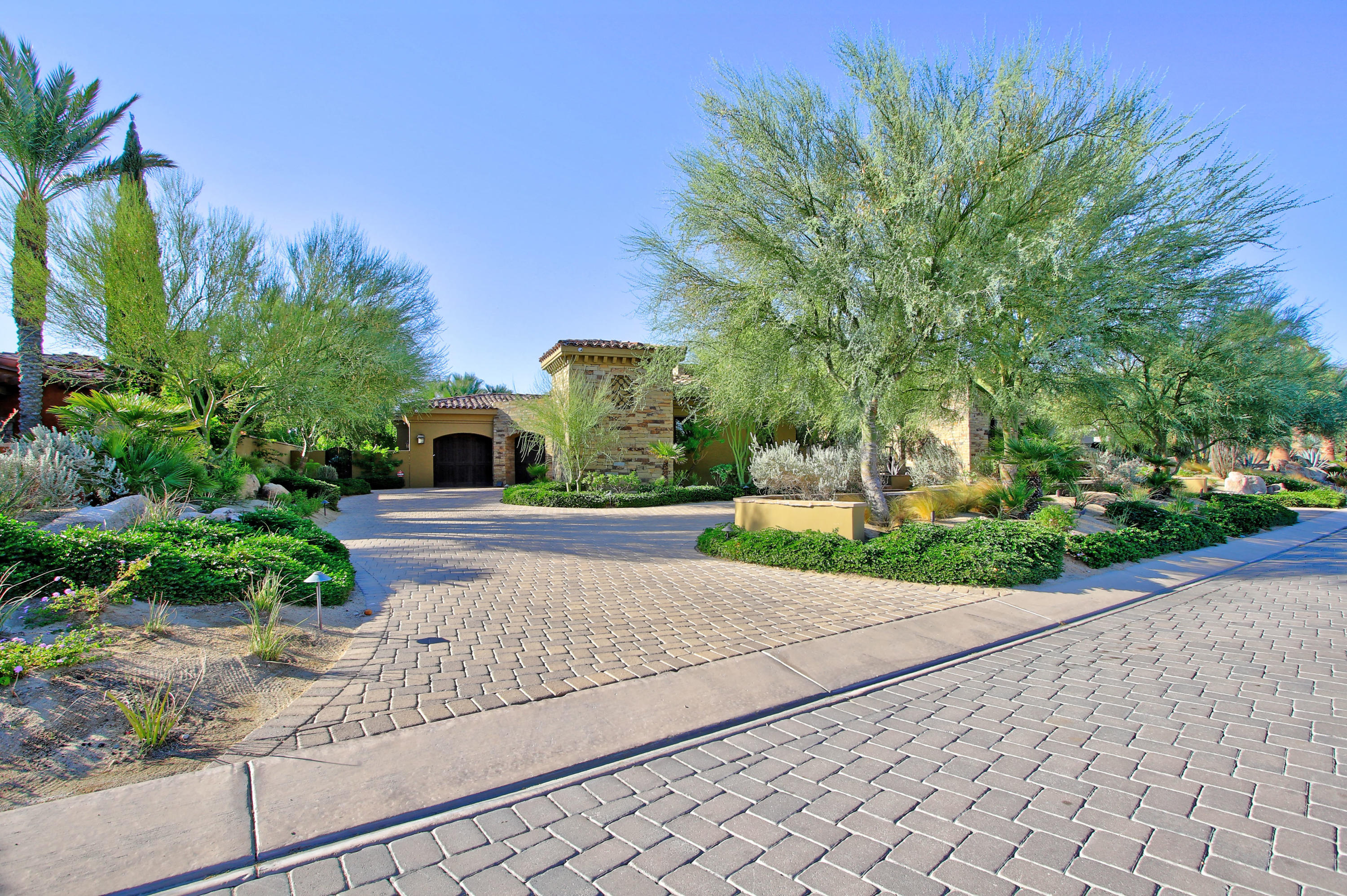 83 Royal St Georges Way Rancho Mirage, CA 92270 - Photo 3 of 123 z (3)