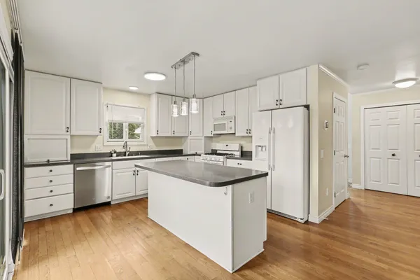 $2,700 | 481 Village Oaks Court, Ann Arbor, MI 48103