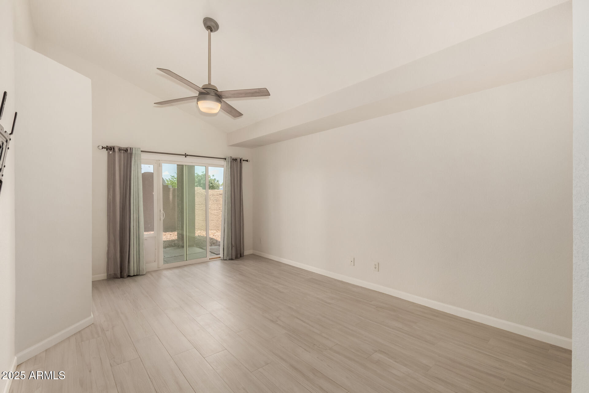 11860 North 40th Way Phoenix, AZ 85028 - Photo 13 of 31 a view of an empty room with a window
