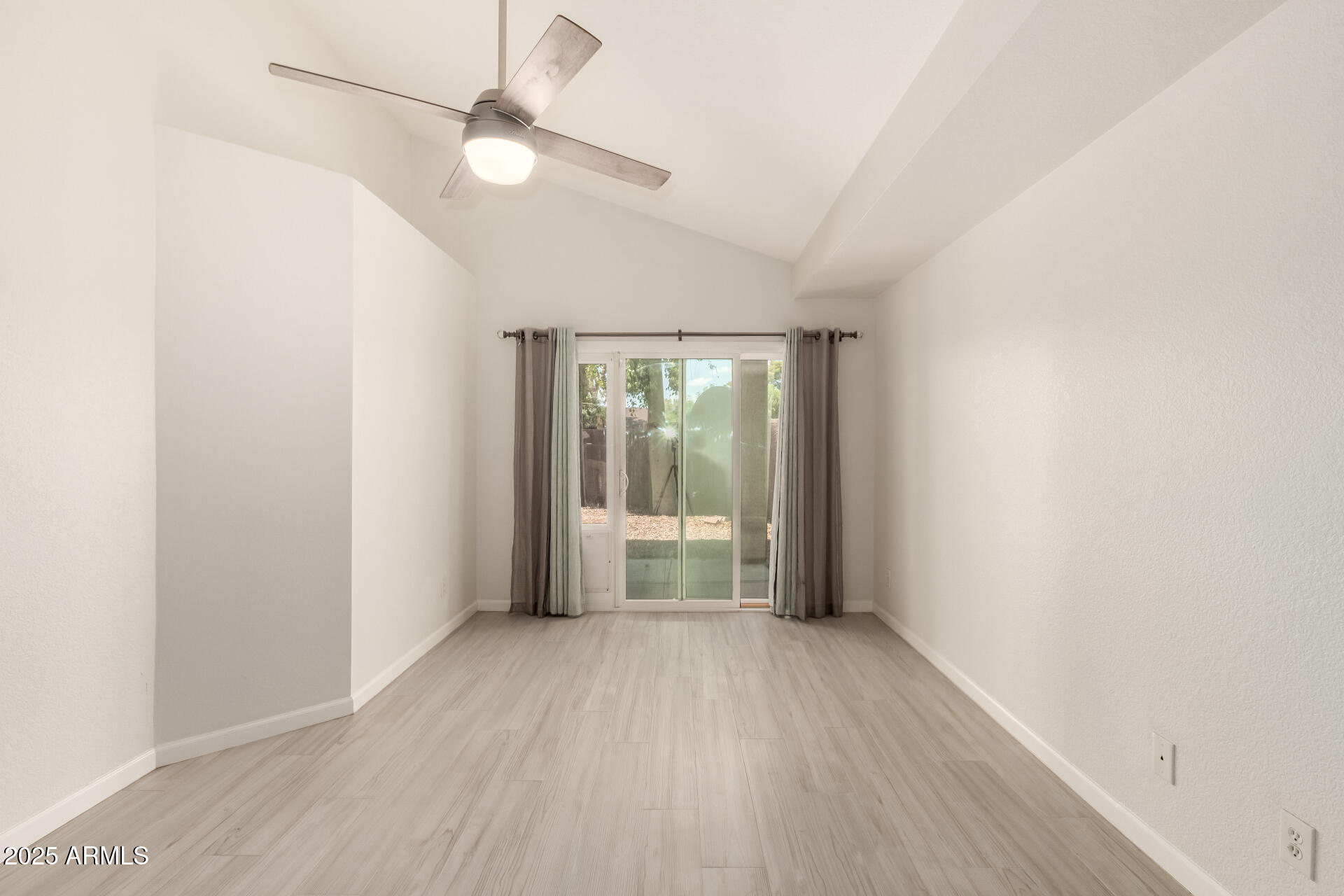 11860 North 40th Way Phoenix, AZ 85028 - Photo 15 of 31 an empty room with wooden floor and windows