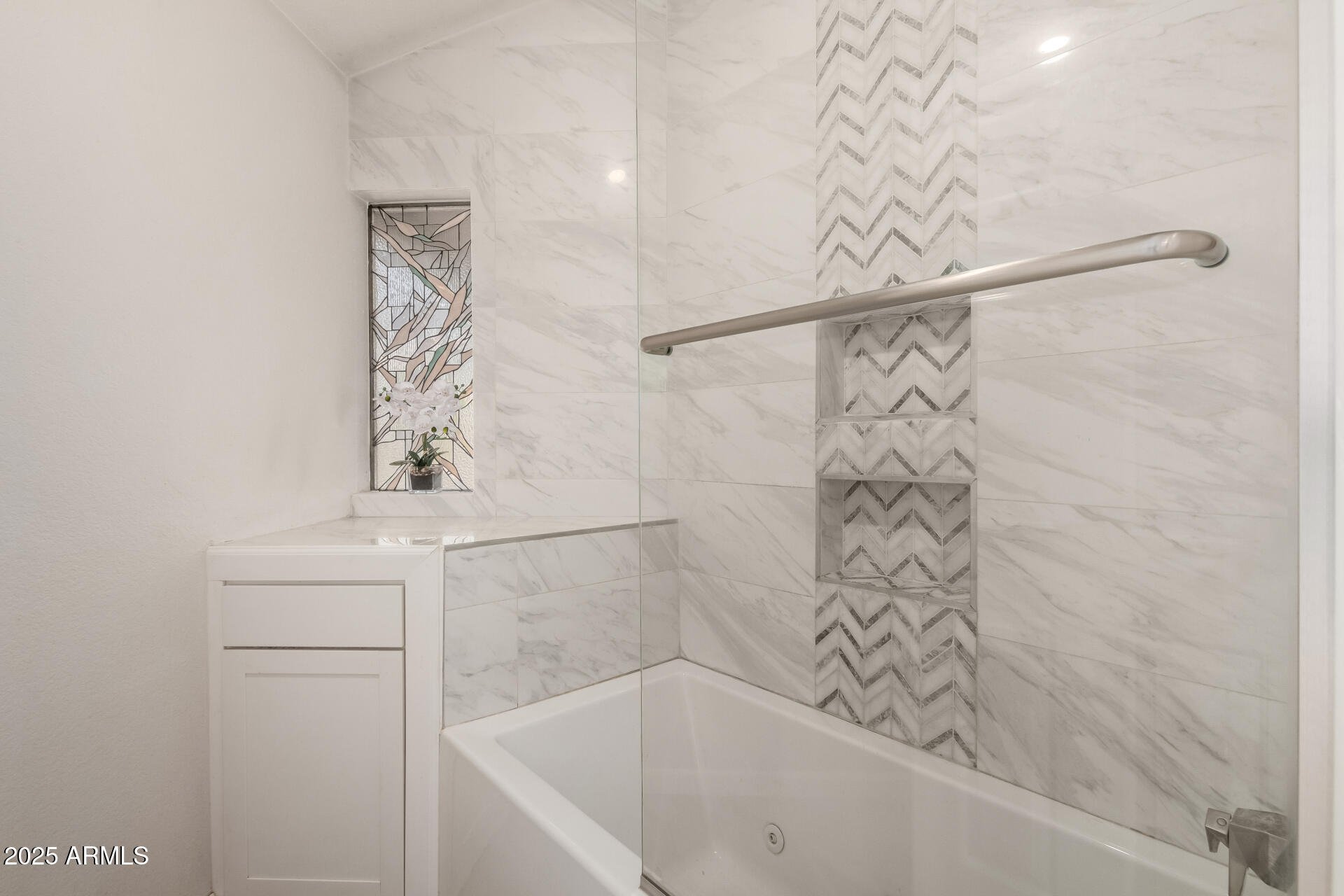 11860 North 40th Way Phoenix, AZ 85028 - Photo 17 of 31 a bathroom with a bathtub and shower