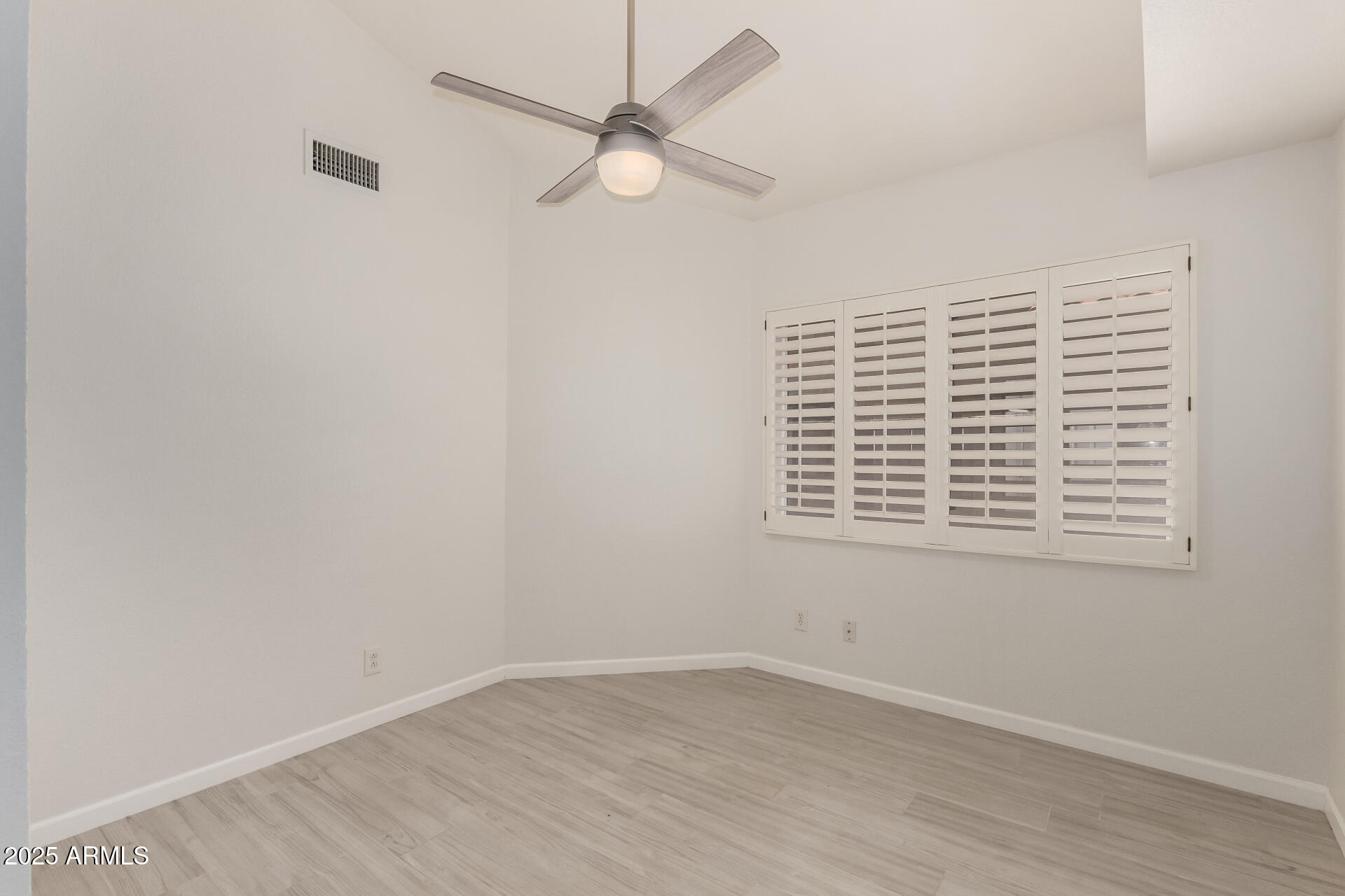11860 North 40th Way Phoenix, AZ 85028 - Photo 19 of 31 an empty room with a window and a fan