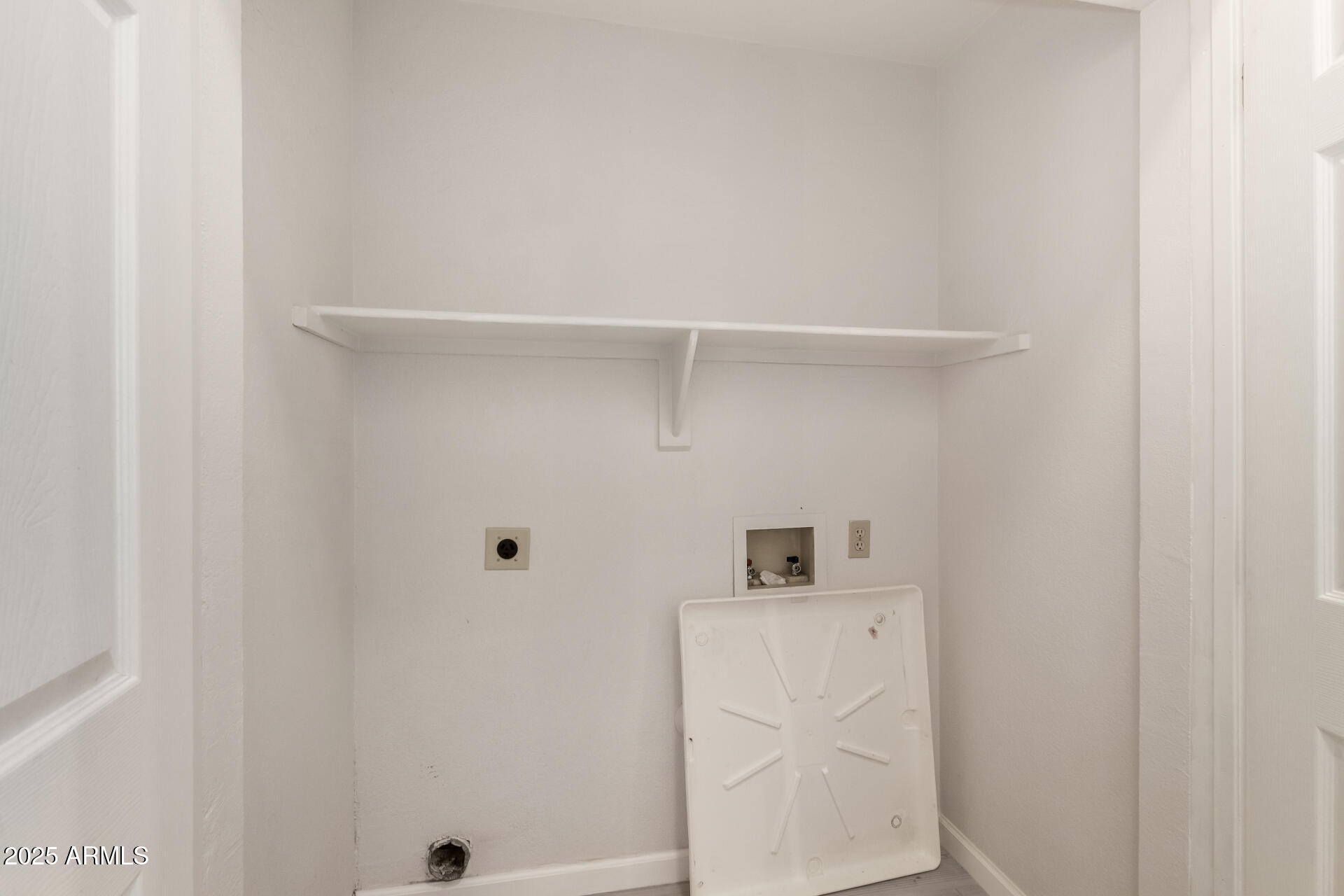 11860 North 40th Way Phoenix, AZ 85028 - Photo 25 of 31 a close up of a white marble wall