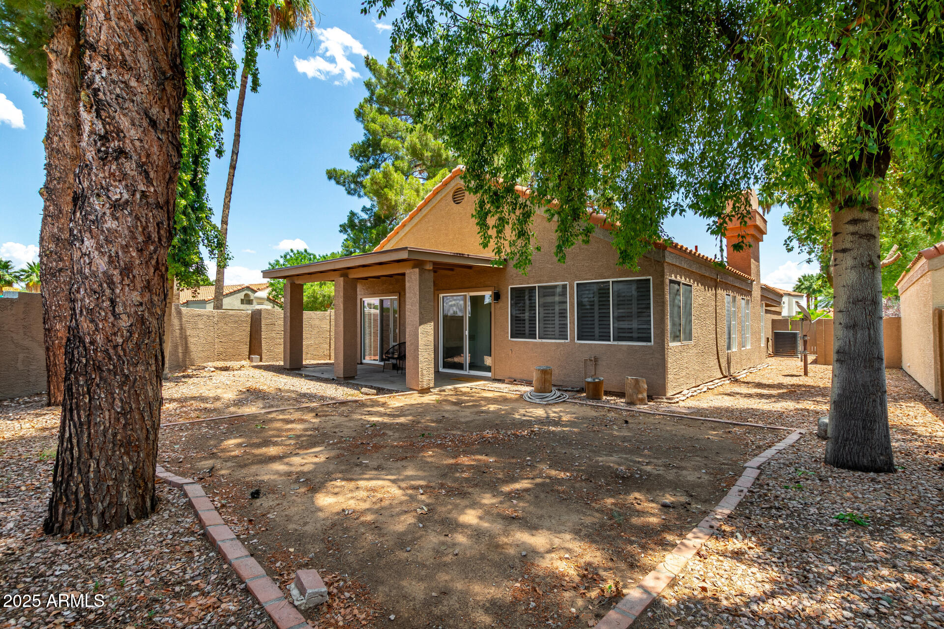 11860 North 40th Way Phoenix, AZ 85028 - Photo 29 of 31 a front view of a house with a garden