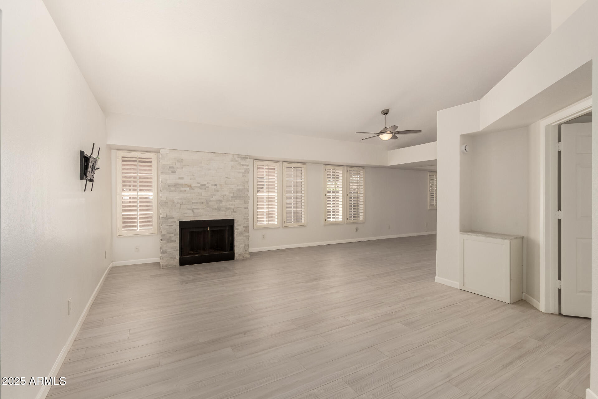 11860 North 40th Way Phoenix, AZ 85028 - Photo 4 of 31 an empty room with windows and fireplace
