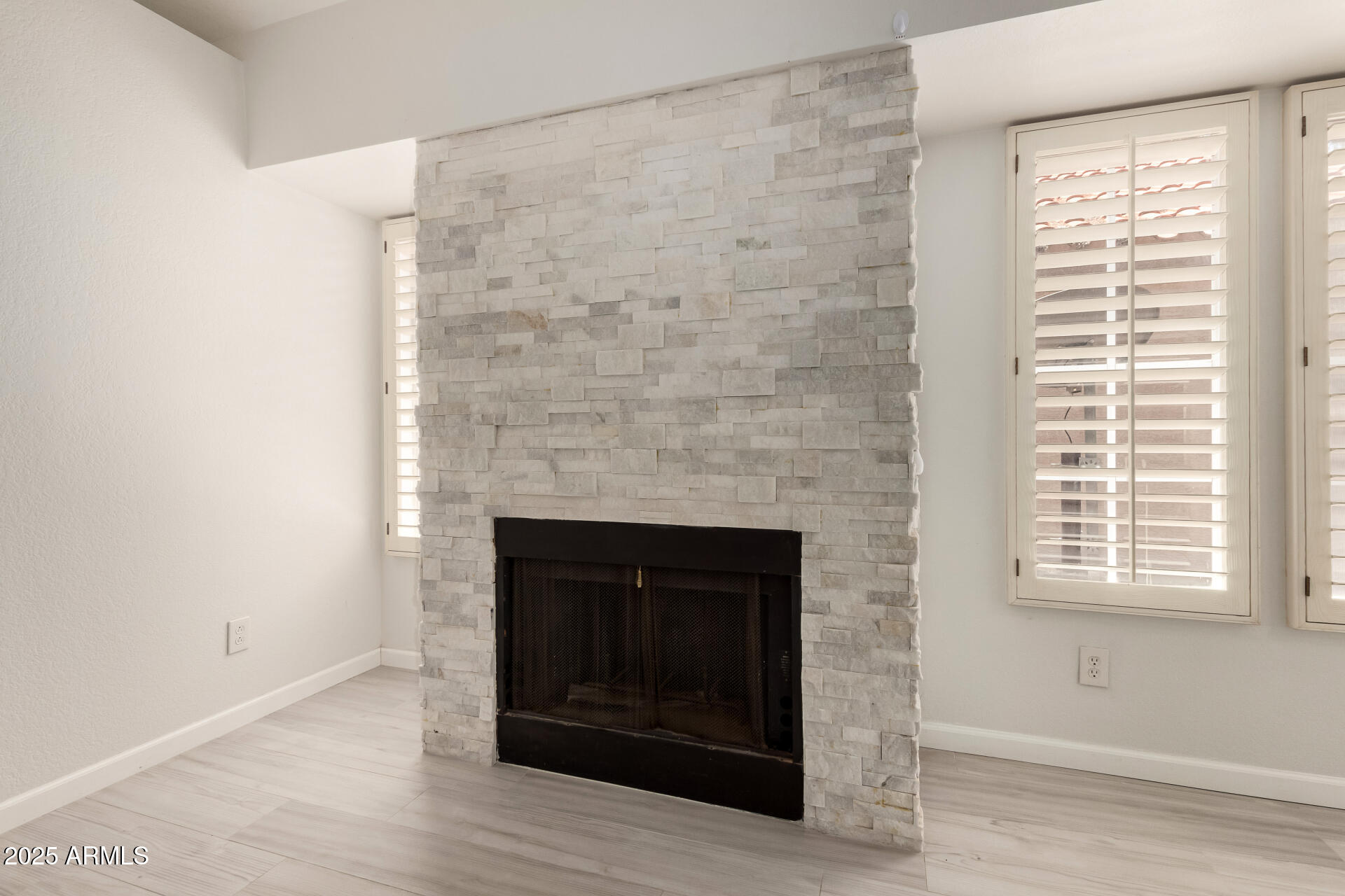 11860 North 40th Way Phoenix, AZ 85028 - Photo 7 of 31 a room with a fireplace and a fireplace