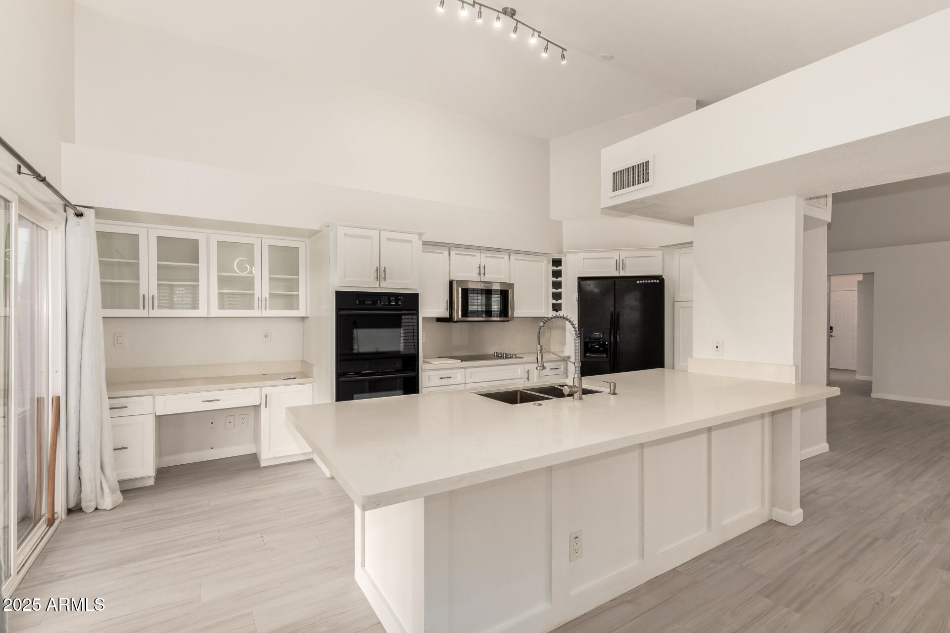 11860 North 40th Way Phoenix, AZ 85028 - Photo 10 of 31 a kitchen with stainless steel appliances a refrigerator and a stove top oven