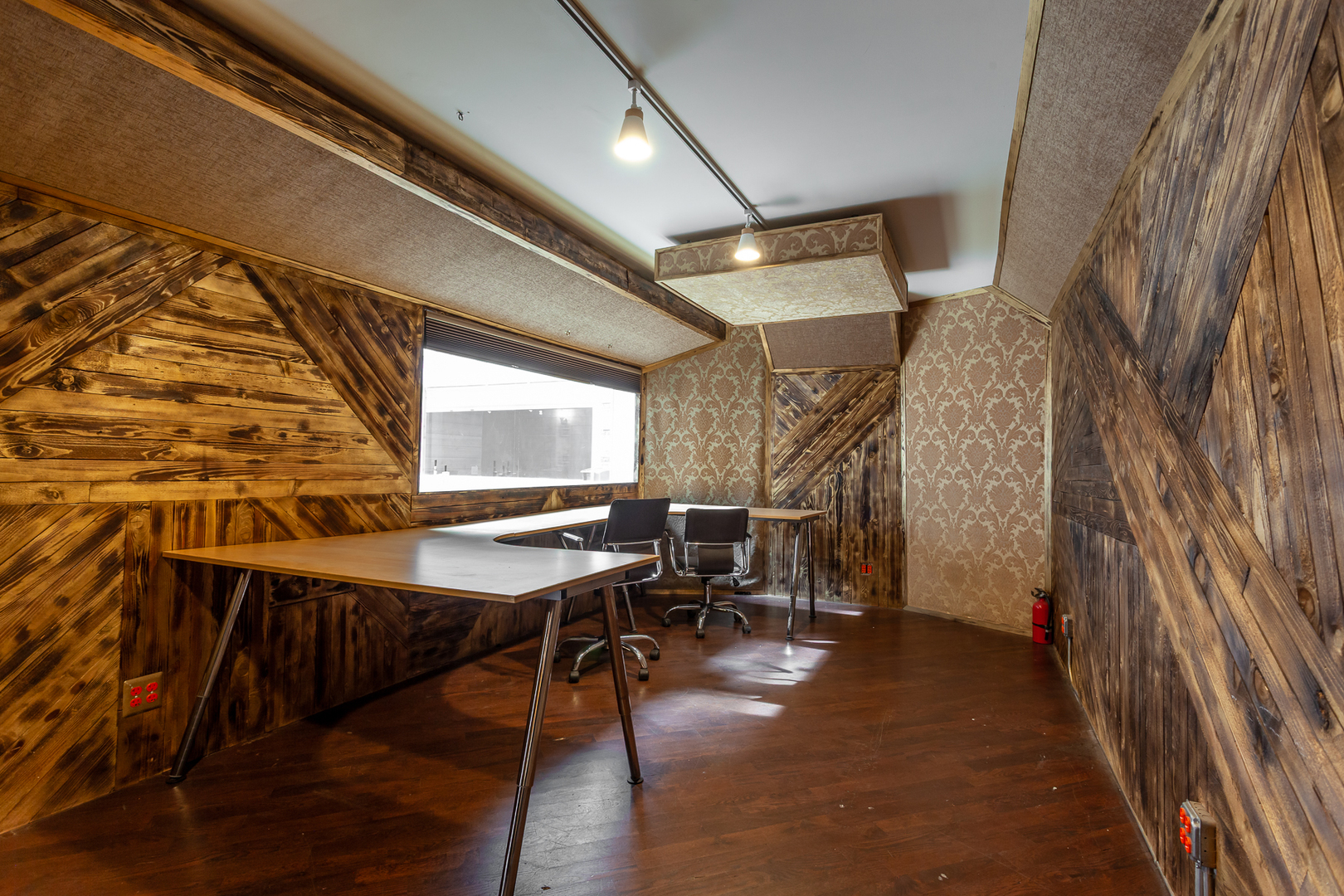 2425 West 14th Street Chicago, IL 60608 - Photo 25 of 27 a room with chairs