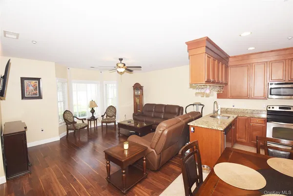 $525,000 | 209 Okeefe Court, Oakdale, NY 11769