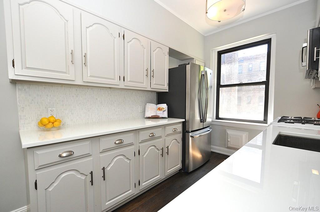 143 Garth Road, Unit 4P Scarsdale, NY 10583 - Photo 9 of 44 Updated Eat-In-Kitchen has Quartz counters and stainless steel appliances.
