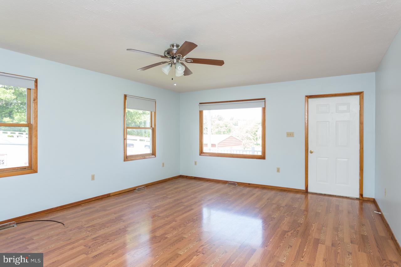 9526 Cadet Road New Market, VA 22844 - Photo 8 of 20 Living Room