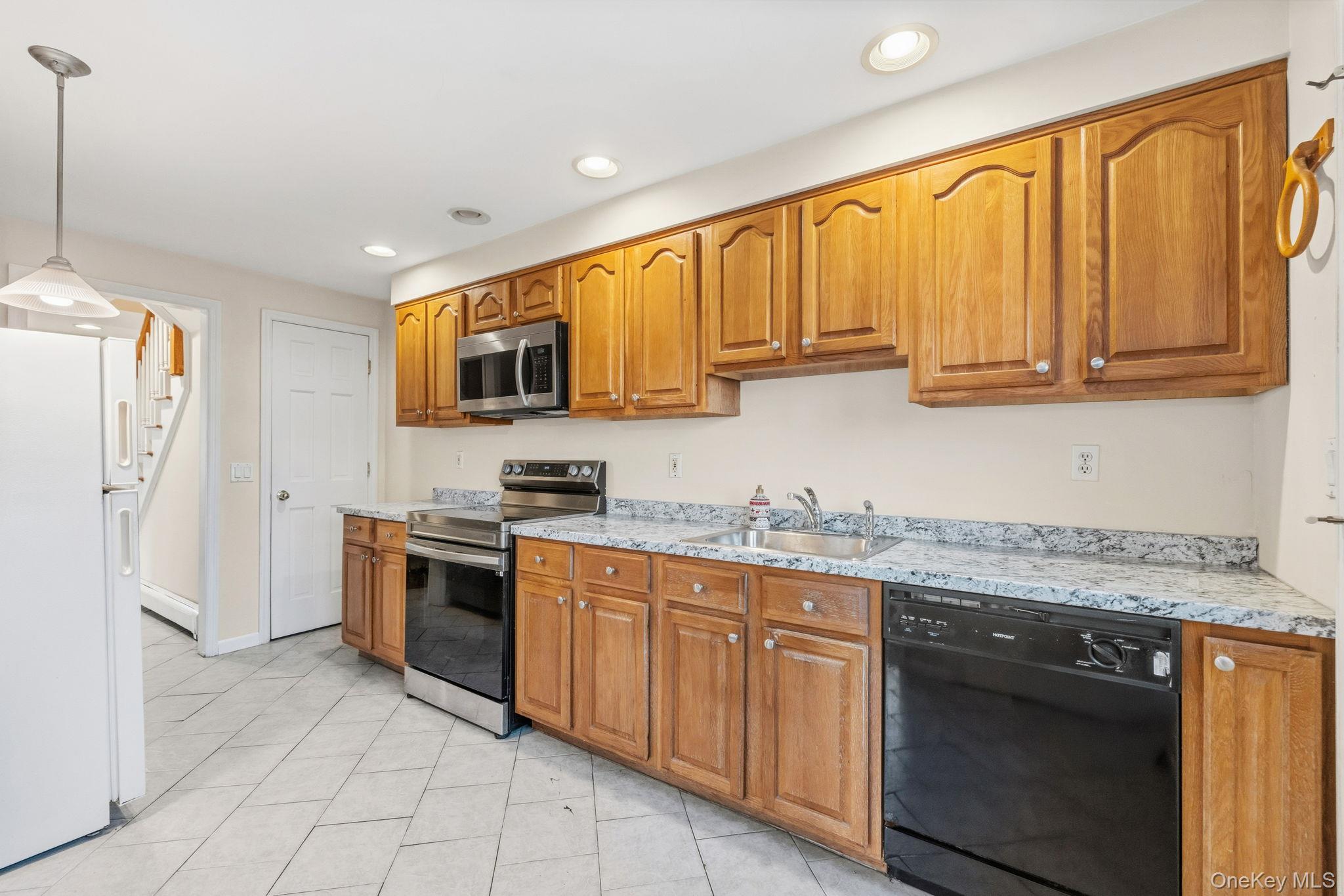 983 Warren Avenue Peekskill, NY 10566 - Photo 5 of 30 Eat in Kitchen