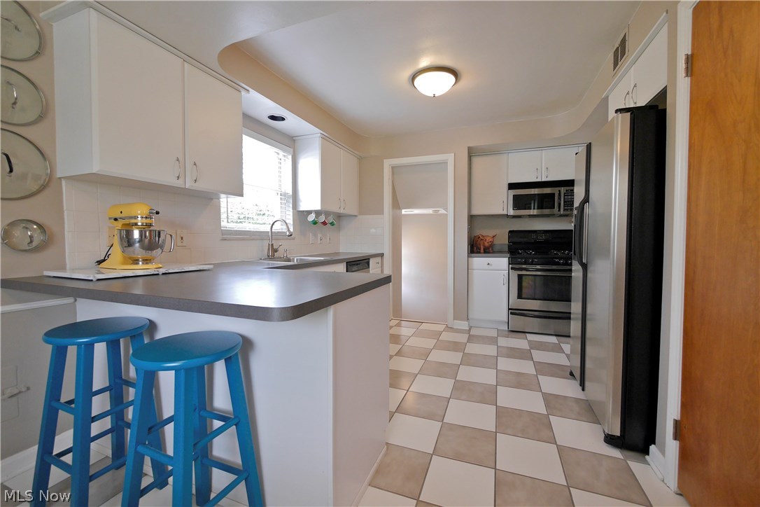 21982 Eaton Road Cleveland, OH 44126 - Photo 6 of 33 Gallery Image 6