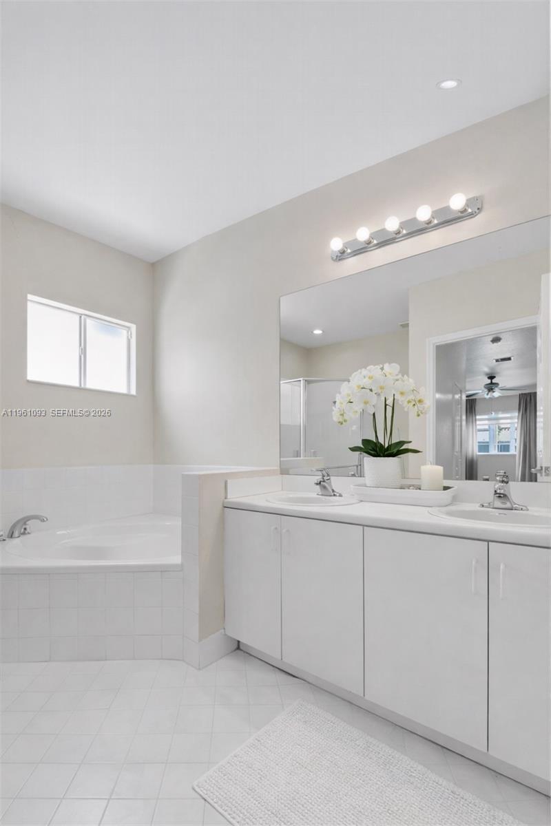 14214 Southwest 289th Terrace Homestead, FL 33033 - Photo 9 of 13 a bathroom with a sink a large mirror and a bathtub