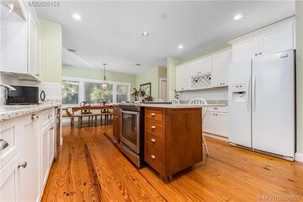 669 Southwest Linden Street Stuart, FL 34997 - Photo 13 of 43 Kitchen with snack counter with additional seating
