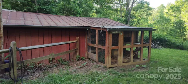 a view of a house with backyard