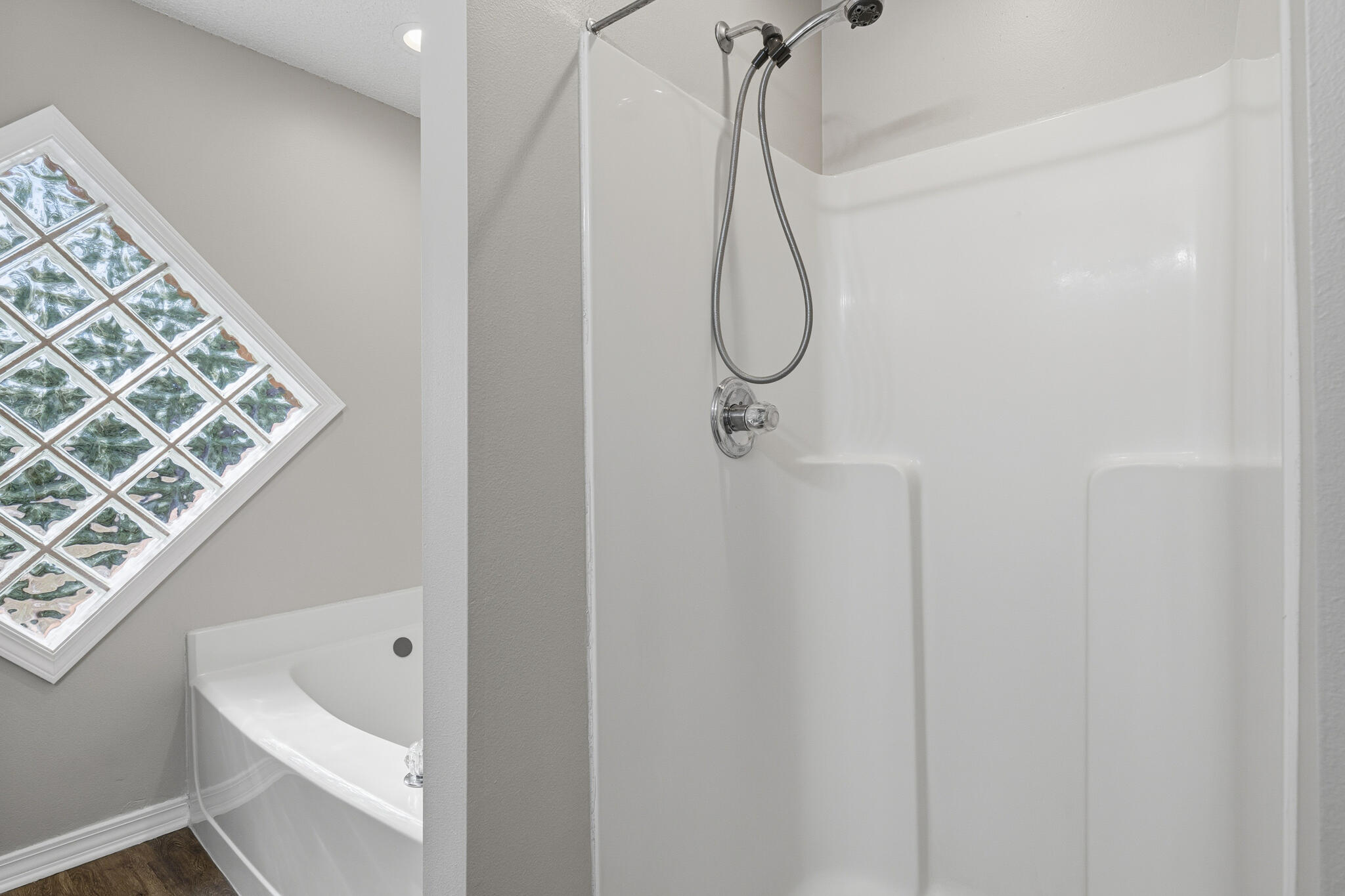 643 Alysheba Drive Crestview, FL 32539 - Photo 24 of 36 a bathroom with a bath tub and a shower