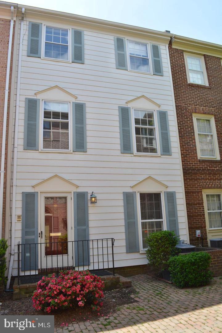 322 North Pitt Street, Alexandria, VA 22314 Compass