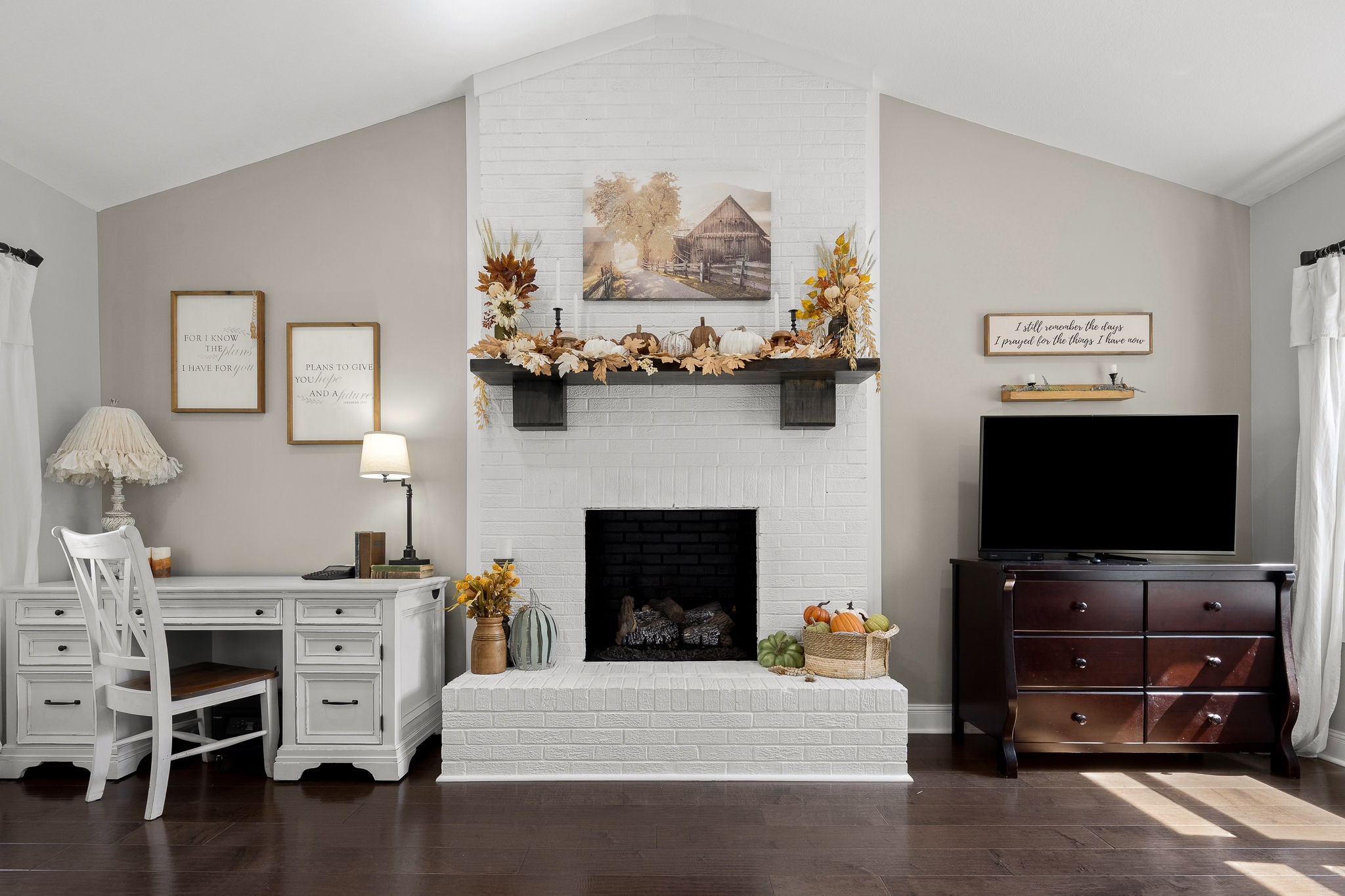176 Terry Dunavan Road Elora, TN 37328 - Photo 45 of 85 a living room with furniture and a flat screen tv