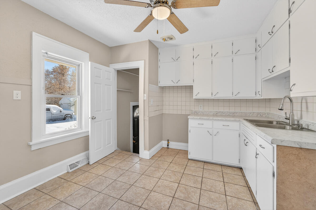 1505 69th Street Kenosha, WI 53143 - Photo 11 of 24 Kitchen