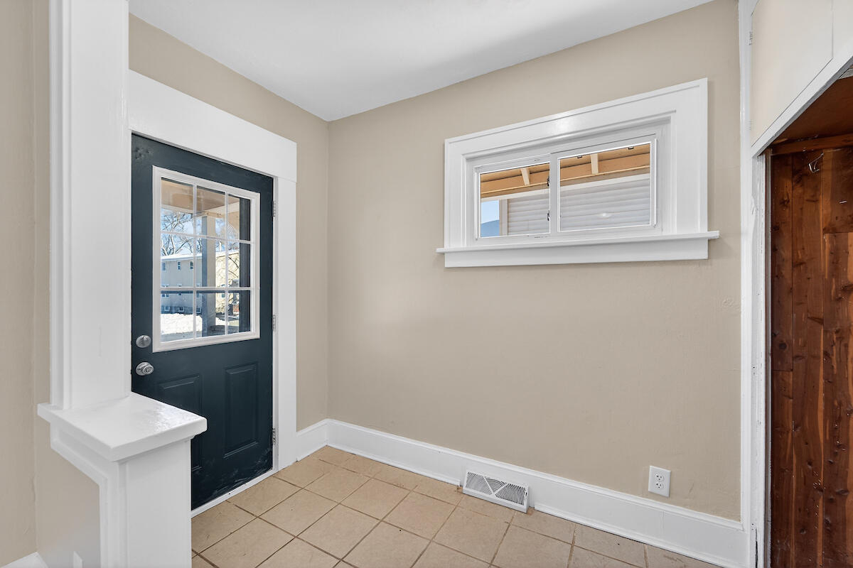 1505 69th Street Kenosha, WI 53143 - Photo 2 of 24 Foyer