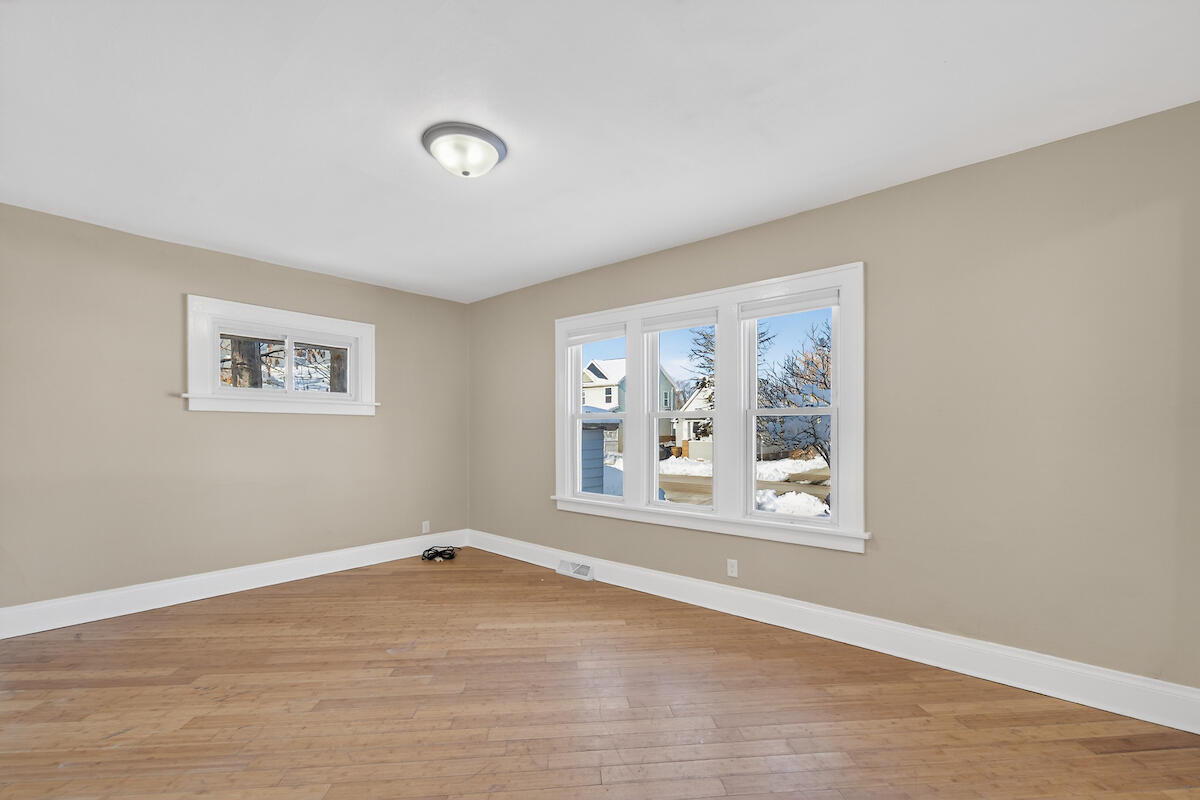 1505 69th Street Kenosha, WI 53143 - Photo 4 of 24 Living Room