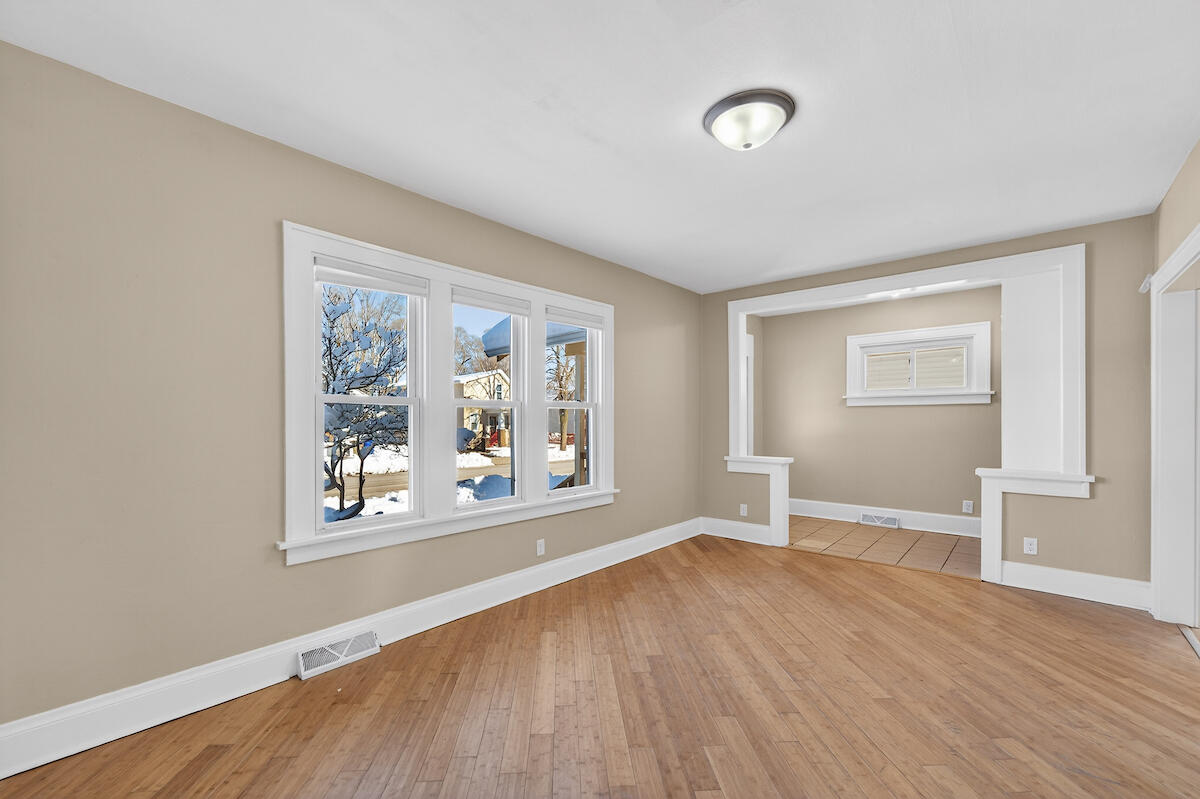 1505 69th Street Kenosha, WI 53143 - Photo 5 of 24 Living Room