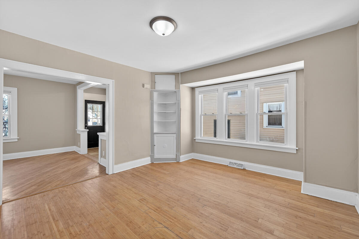 1505 69th Street Kenosha, WI 53143 - Photo 6 of 24 Living/Dining