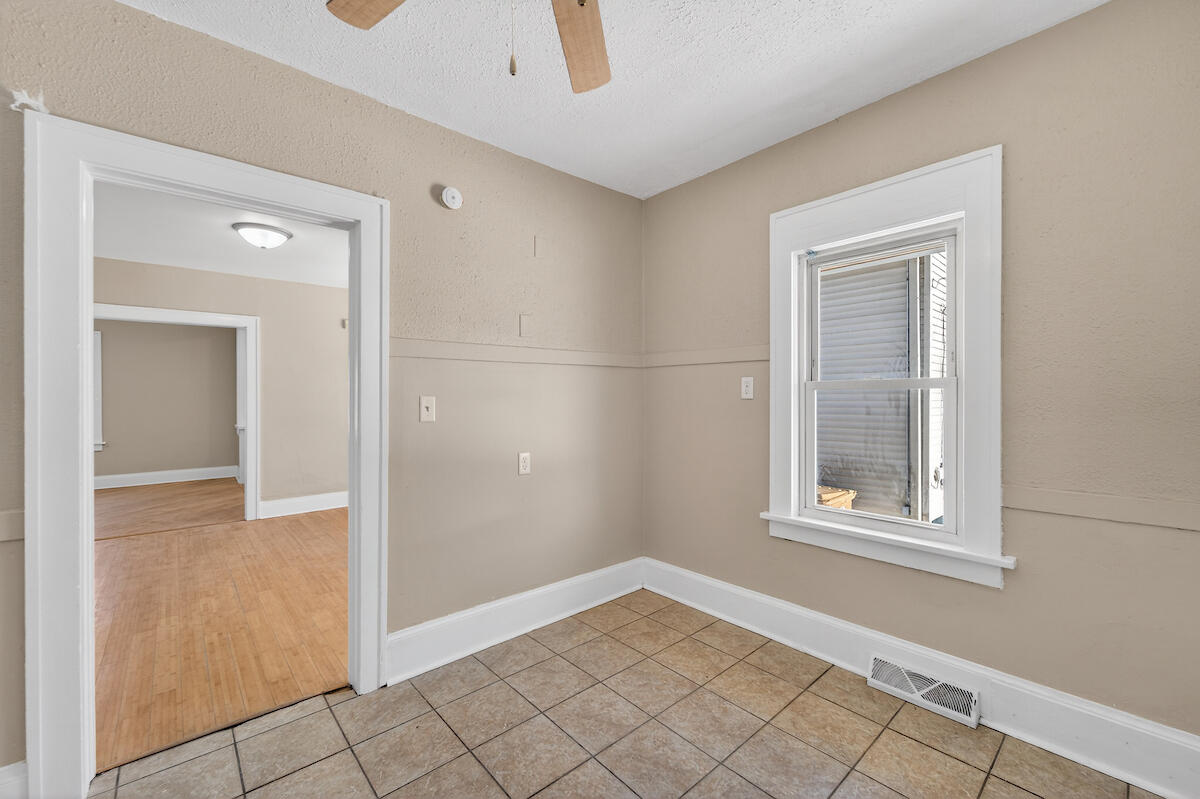 1505 69th Street Kenosha, WI 53143 - Photo 8 of 24 Kitchen