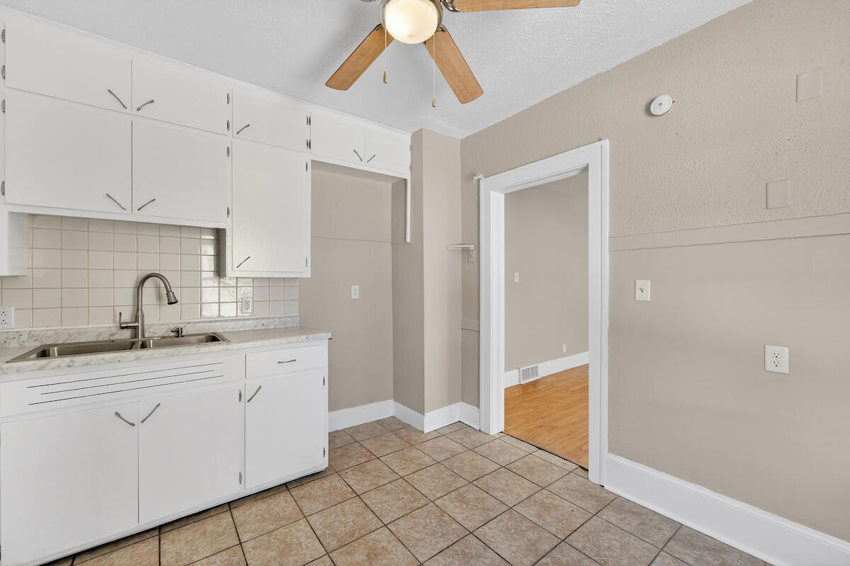 1505 69th Street Kenosha, WI 53143 - Photo 9 of 24 Kitchen'