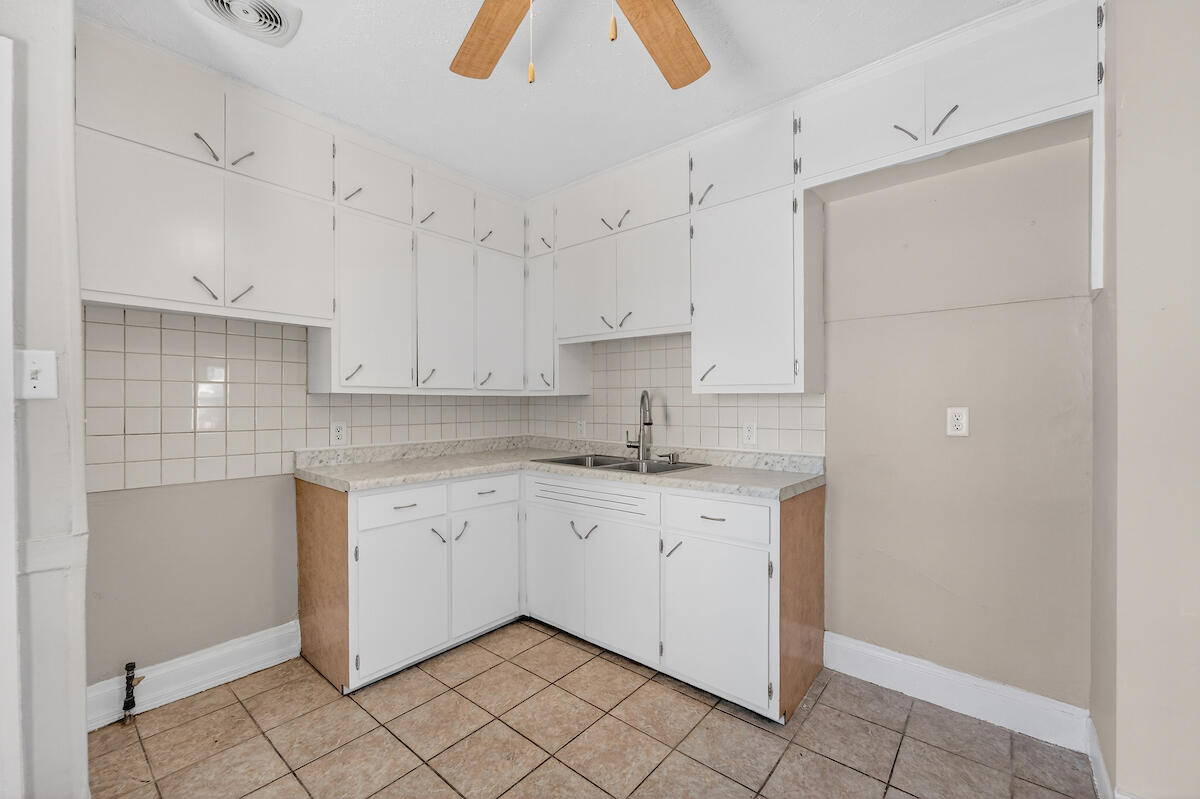 1505 69th Street Kenosha, WI 53143 - Photo 10 of 24 Kitchen