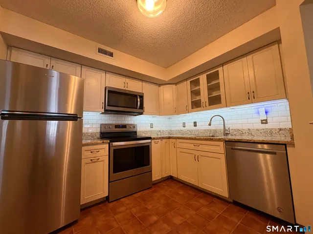 $1,932 | 15 Forest Glen Circle, Unit 6, Middletown, CT 06457