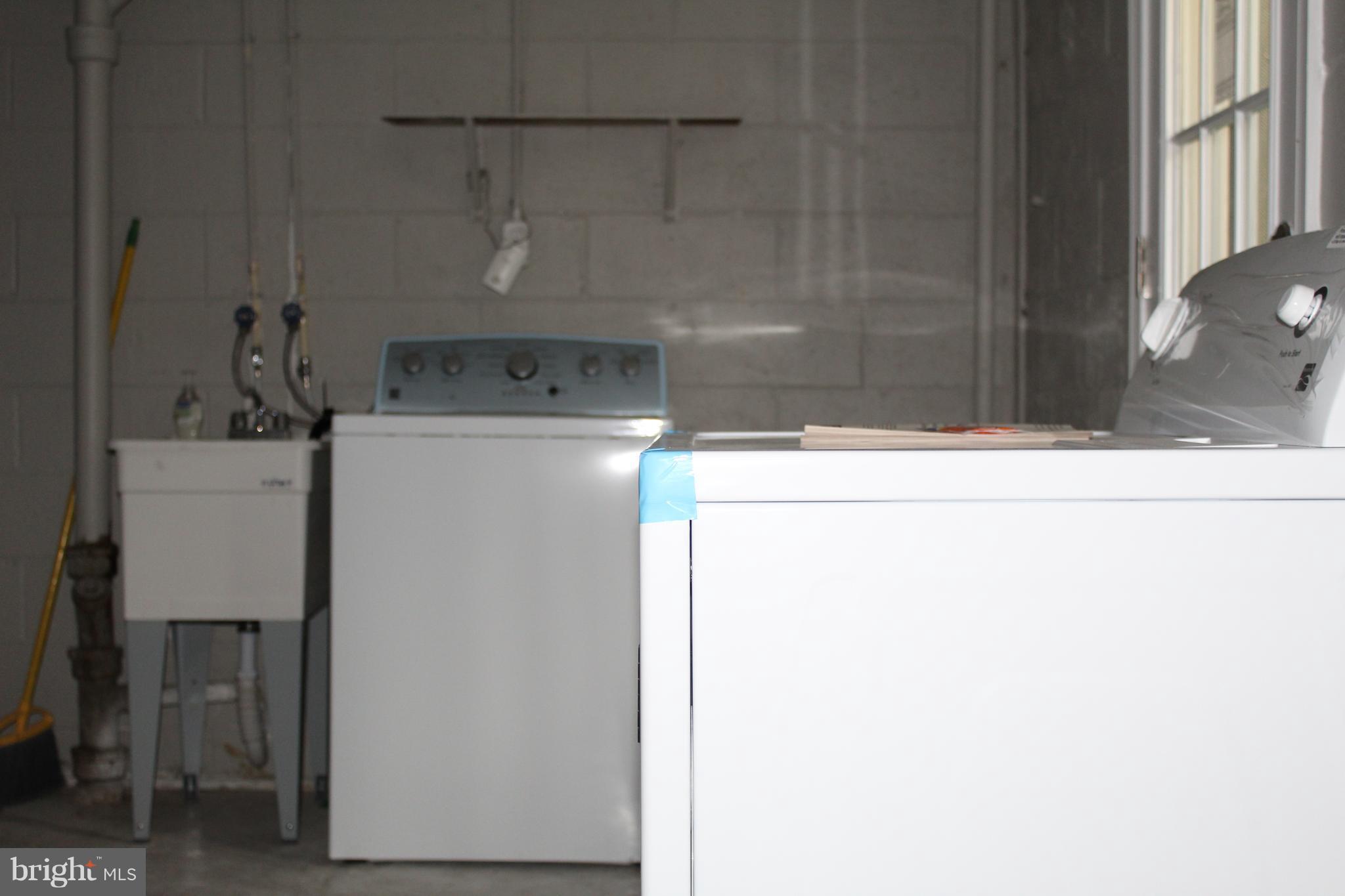 650 Queensgate Road Baltimore, MD 21229 - Photo 22 of 25 a utility room with dryer and washer