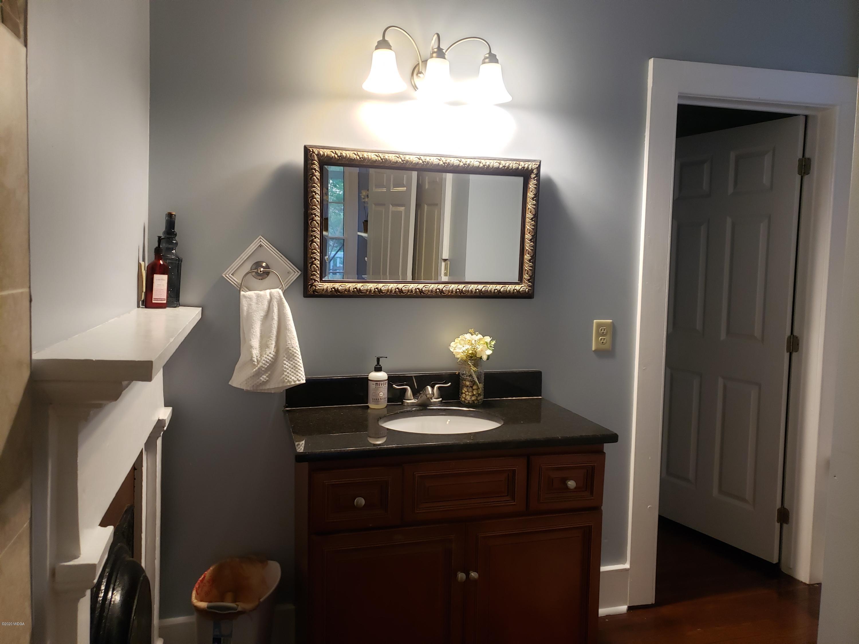 980 Maple Street Macon, GA 31201 - Photo 13 of 30 MASTER BATH 3