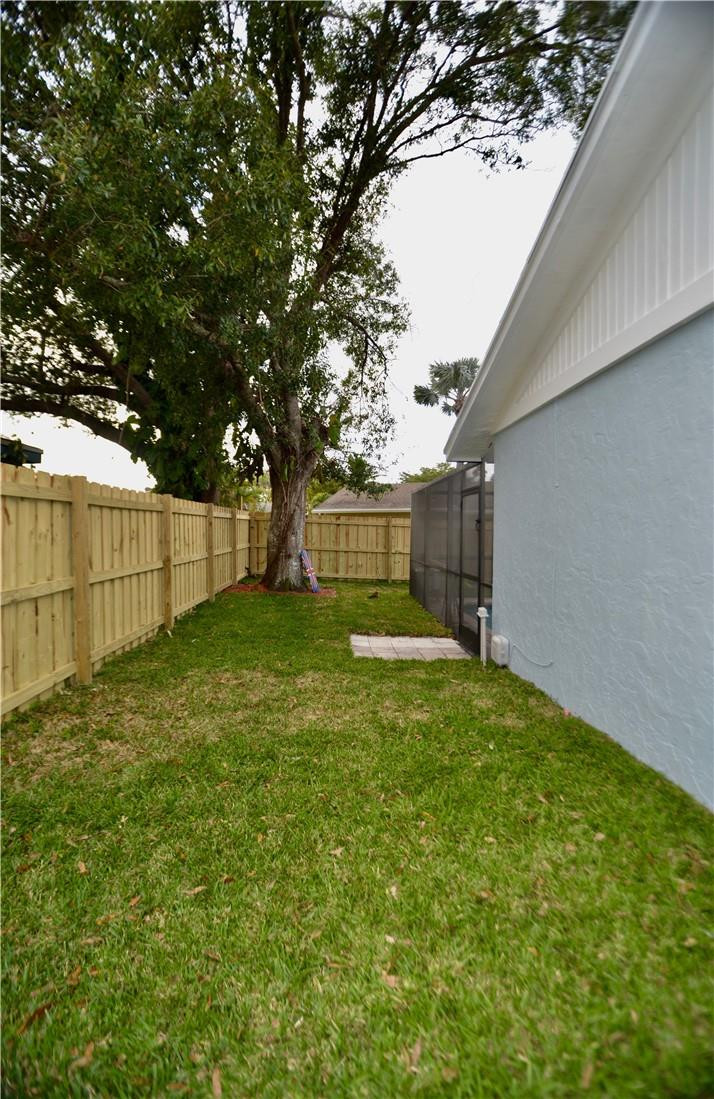 9812 Spanish Isles Drive Boca Raton, FL 33496 - Photo 42 of 44 a backyard of a house
