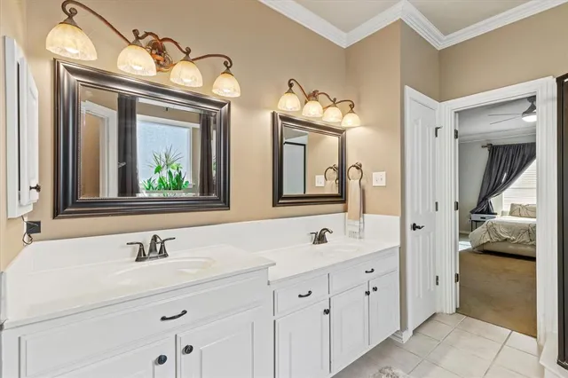 a en suite bathroom with double sink and a mirror