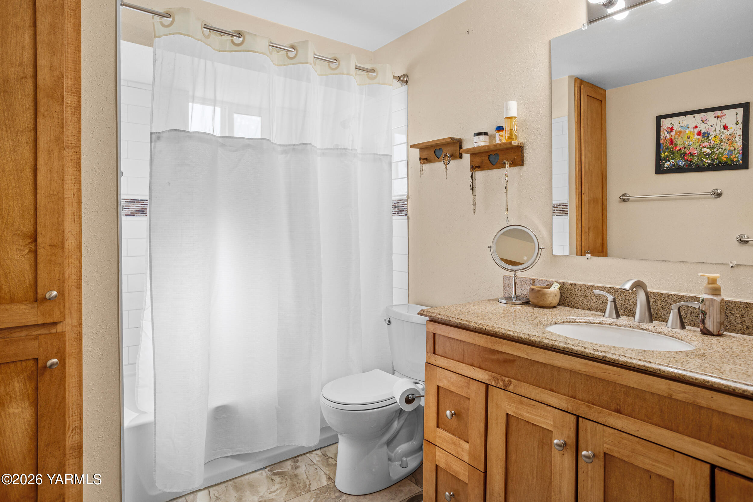 2301 Houghton Road Zillah, WA 98953 - Photo 17 of 34 Upstairs Bathroom