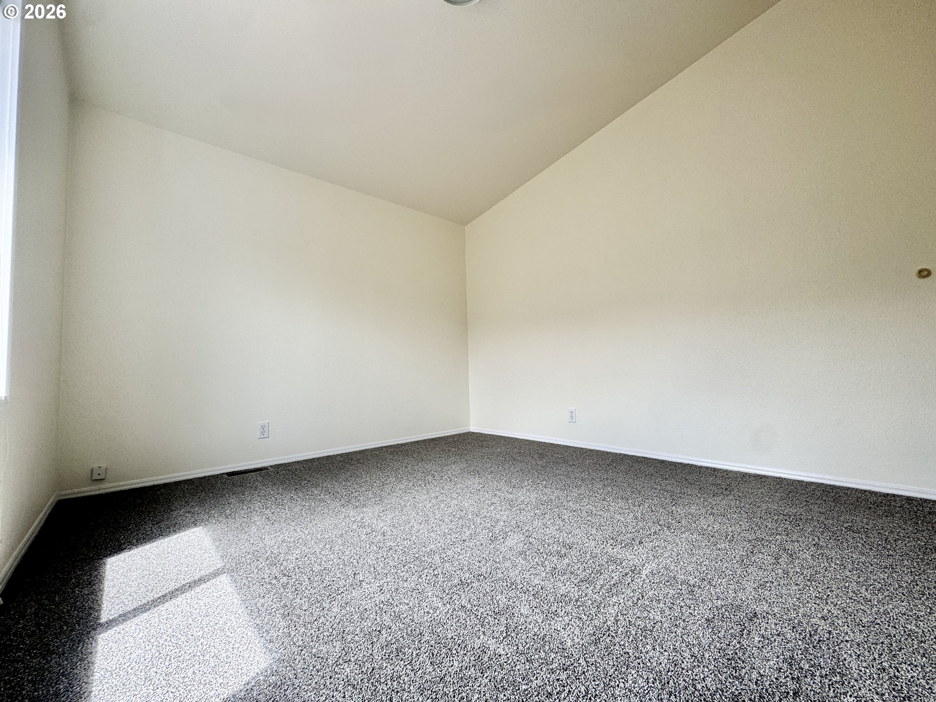 962 Rainbow Drive Springfield, OR 97477 - Photo 5 of 48 Living Room/Entrance