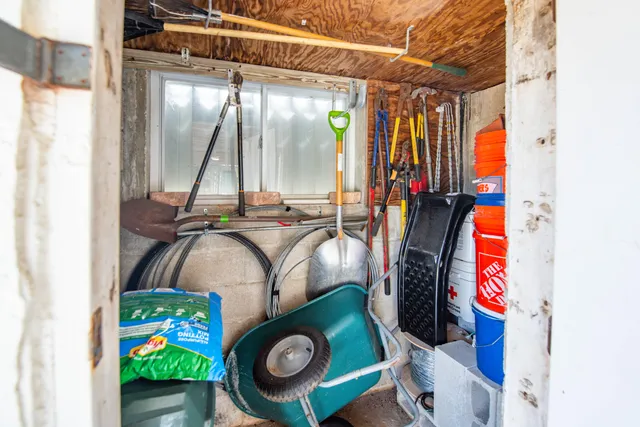 a view of entryway with outdoor area