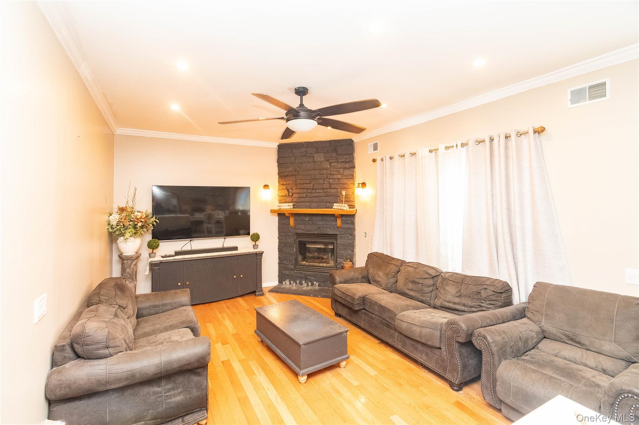 1 Starlight Path Wallkill, NY 12589 - Photo 6 of 33 Living Room