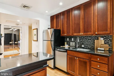 $267,500 | 301 Race Street, Unit 410, Philadelphia, PA 19106