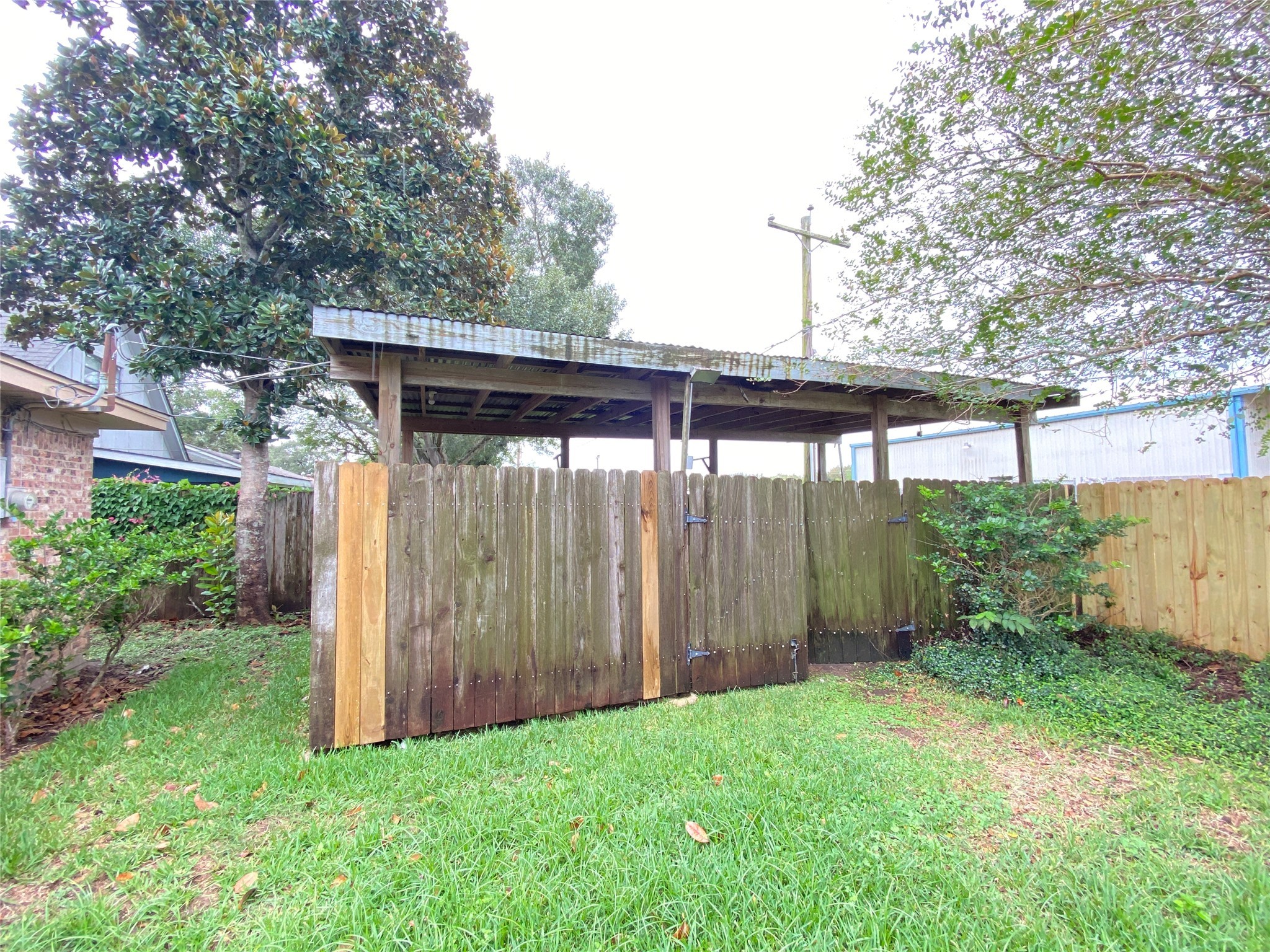 2233 Ripple Creek Drive Rosenberg, TX 77471 - Photo 39 of 39 a view of a backyard with plants